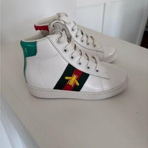 Gucci Kids White Sneakers with Green and Red Stripe